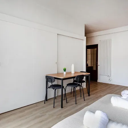 Lägenhet Elegant Au Coeur Du 16e Arrondissement